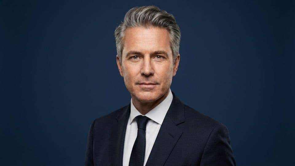 AI generated output for High-End Studio Corporate Headshot AI Prompt